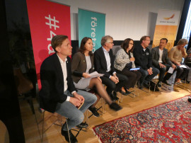 Fr v: Roger Hedlund (SD), Andrea Bromhed (MP), Per Åsling (C), Martina Kyngäs (KD), Lars Beckman (M), Per-Åke Fredriksson (L), Ulla Andersson (V) och Åsa Lindestam (S).