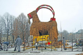 Den ståtliga halmbocken byggs upp igen.