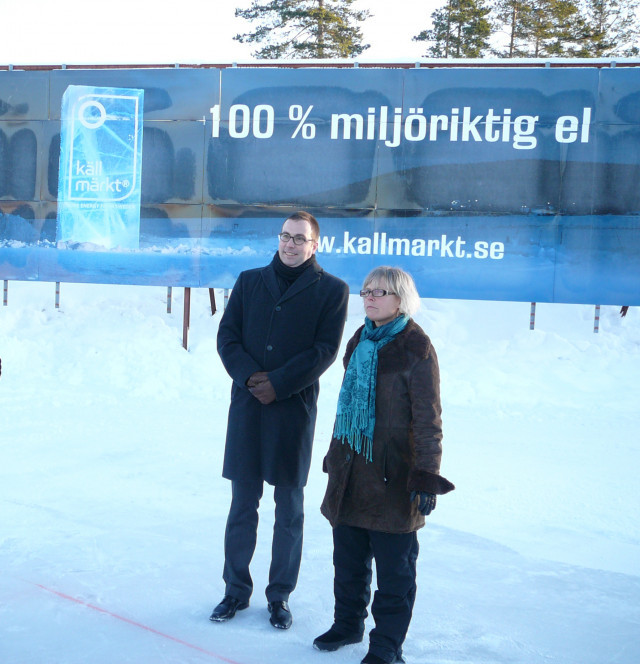 Gävle Energis elhandelschef Håkan Jönsson och Söderhamn Näras vice VD Monica Granlund framför Källmärktskylten på Hällåsen.