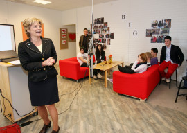 Folkhälsominister Maria Larsson inledde presentationen med att förklara varför hon gick med kryckor. Rätt svar: En olycka i skidbacken. (Foto: Mats Åstrand)