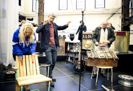 Erik Petersen går igenom musiken med Stina Zacco och Hans Kellerman. Foto: Gabriel Liljevall