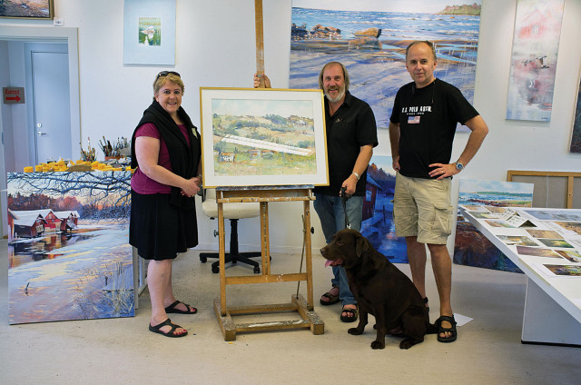 Karin och Lasse Swärd med hunden Lucas och Johan Thunberg i hans ateljé på Laxön.