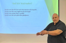 Pär Dahlstedt utbildar i varumärket i trafiken.